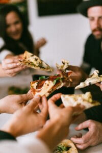 Raison #4 : Une pizza, c’est tellement rassembleur!
